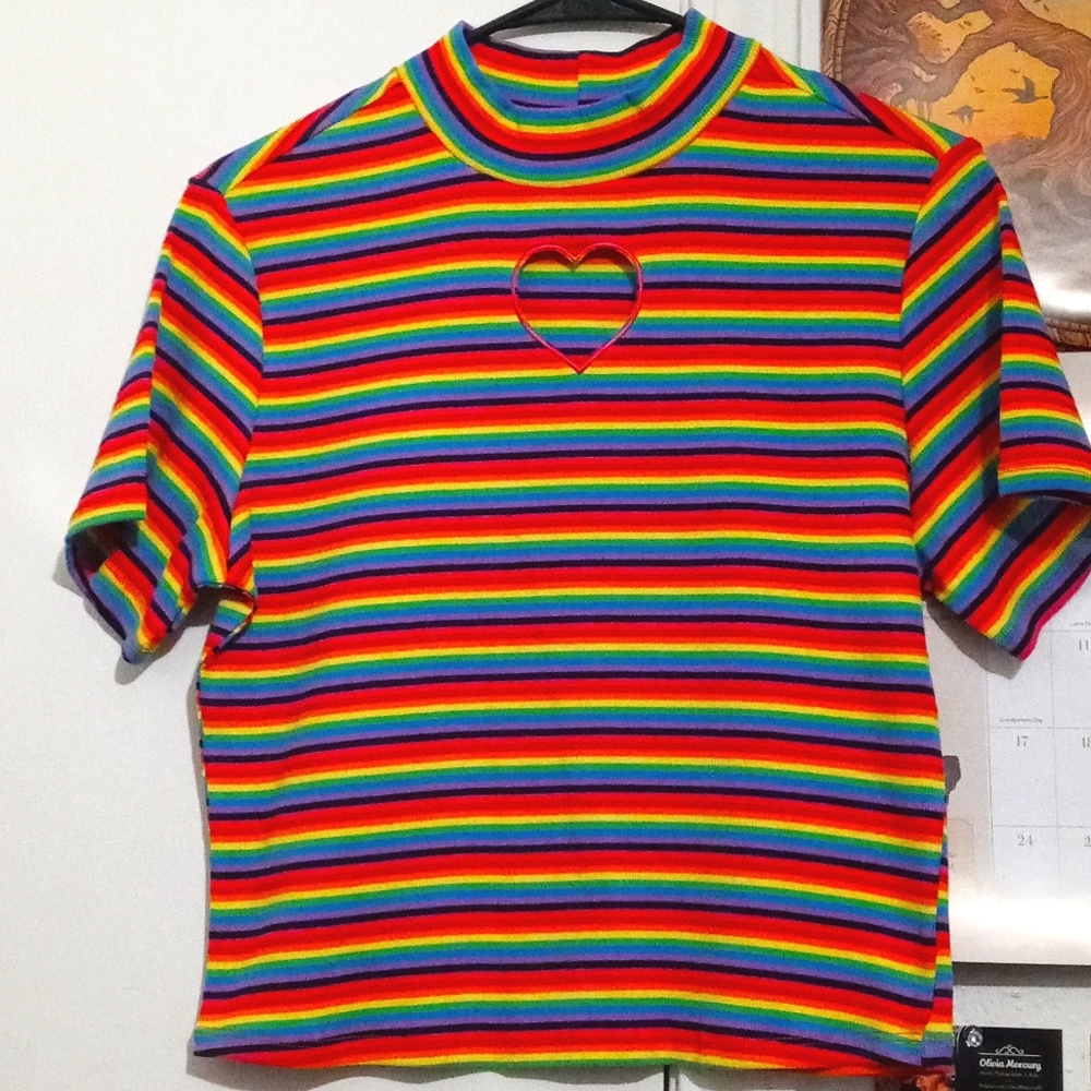 🌈 Rainbow shirt w/cutout heart